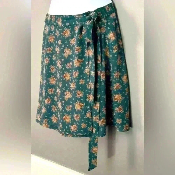 American Eagle Mini Floral Skirt (405) - Picture 5 of 11